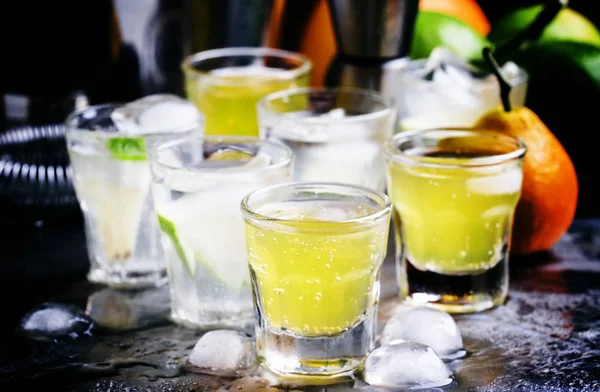 Verschiedene Cocktails mit Fruchtsaft und Alkohol — Stockfoto
