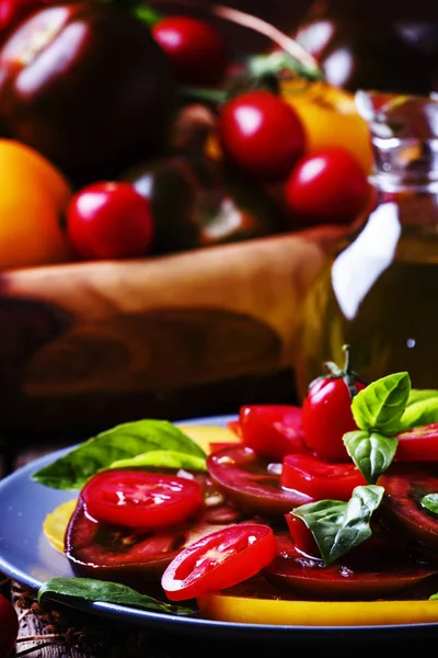 Салат с помидорами и базиликом — стоковое фото