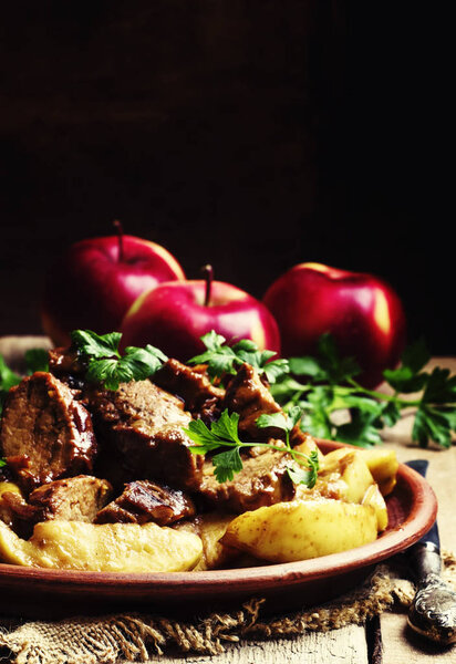 Свинина, запечённая айвой
