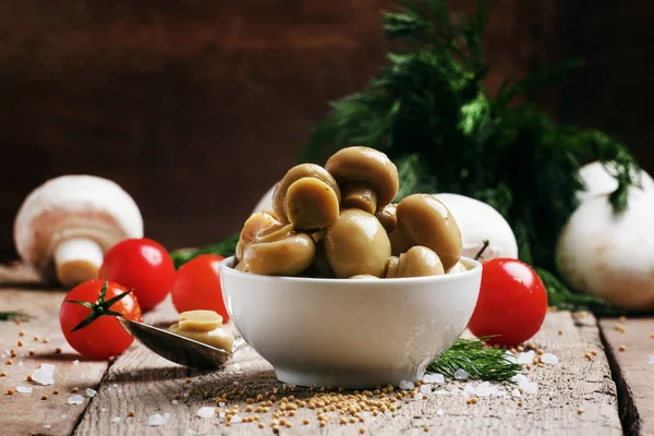 Funghi marinati, fondo in legno vintage — Foto Stock