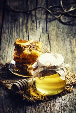 Bal kavanozu ve peteğin