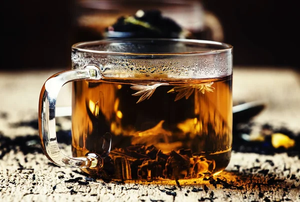 Beker van hete zwarte thee — Stockfoto