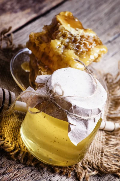 Honey jar and honeycombs — Stock Photo, Image