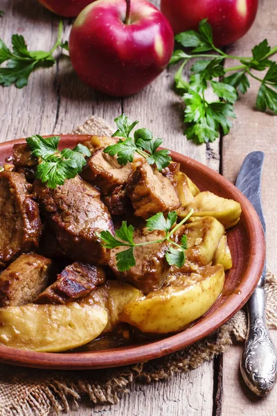 Carne di maiale al forno con mela cotogna — Foto Stock