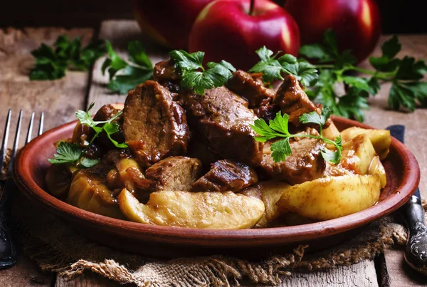 Carne di maiale al forno con mela cotogna — Foto Stock