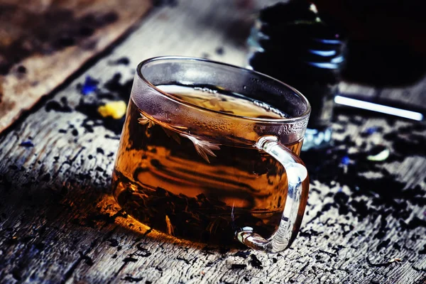 Чашка гарячого чорного чаю — стокове фото