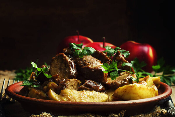 Свинина, запечённая айвой
