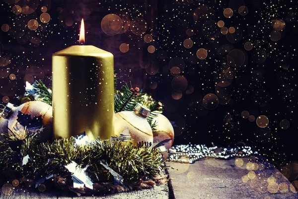 Χρυσό κερί με χριστουγεννιάτικα στολίδια — Φωτογραφία Αρχείου