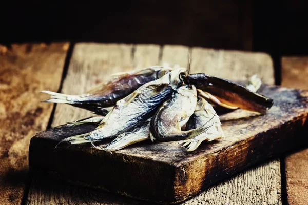 Пиво закуски - сушеная рыба таракан — стоковое фото