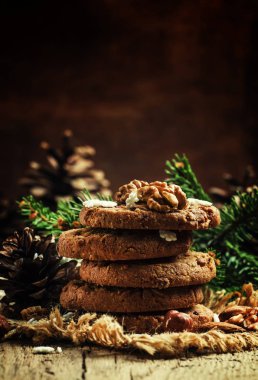 Fındık, çam dalları, çam kozalakları ile Noel çikolata tatlılar 