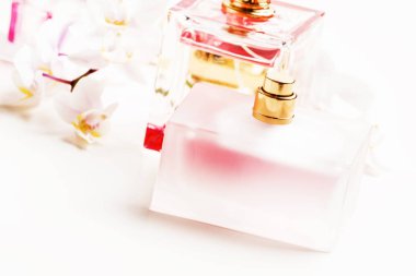 Parfüm şişeleri, beyaz arka planda 