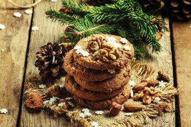 Fındık, çam dalları, çam kozalakları ile Noel çikolata tatlılar 