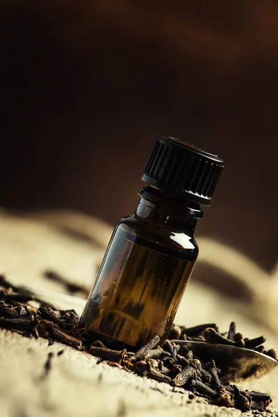 Eteryczny olejek goździkowy — Zdjęcie stockowe