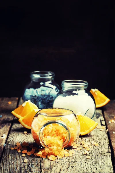 오렌지 목욕 소금, 빈티지 나무 배경 — 스톡 사진