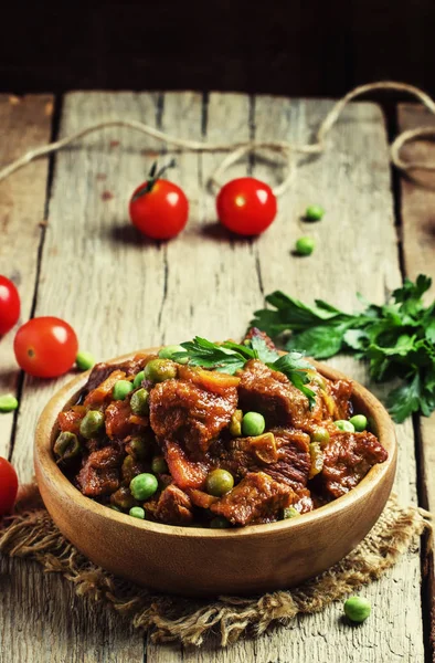 Ragout com carne bovina, cenouras, ervilhas verdes e tomates — Fotografia de Stock