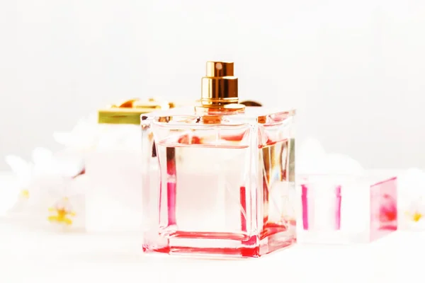 Parfums en bouteilles, fond blanc — Photo