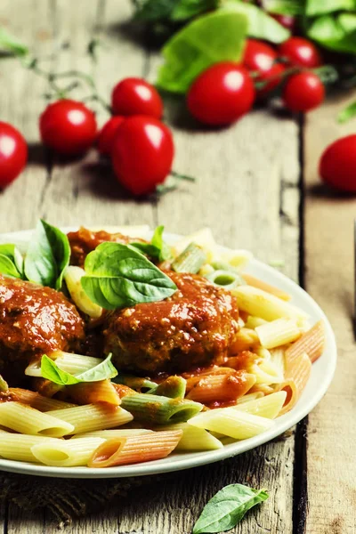 三色的意大利面食和番茄汁的小肉丸子 — 图库照片