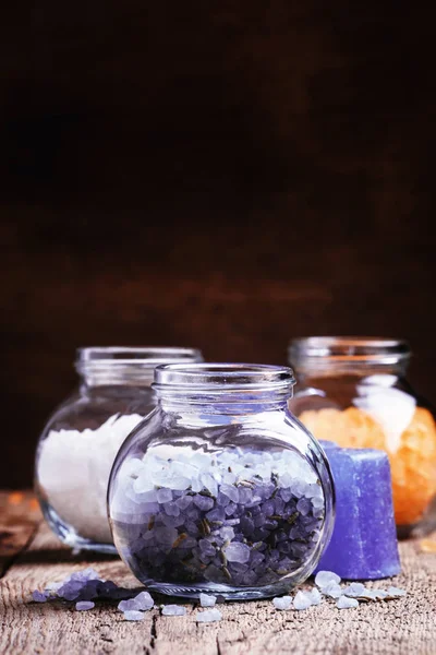 Sales de baño de lavanda azul en frascos de vidrio — Foto de Stock