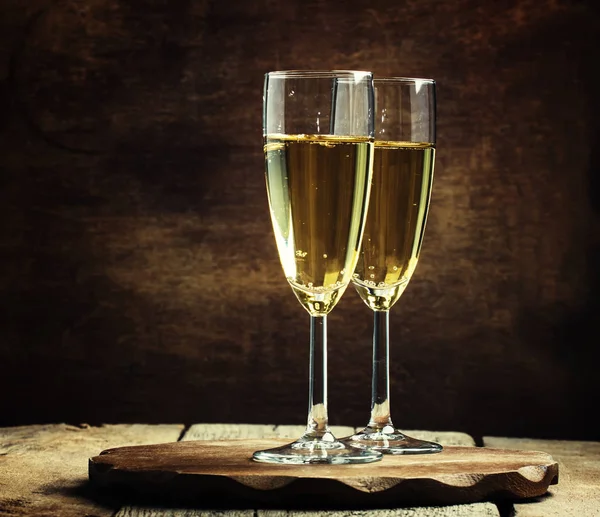 Glazen champagne op de oude houten tafel — Stockfoto