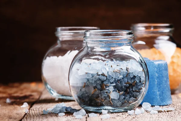 Modrá levandulové koupelové soli ve sklenici sklenice — Stock fotografie