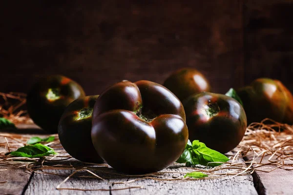 Große schwarze Tomaten — Stockfoto