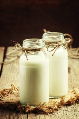 Şişelerde, rustik tarzı taze krema