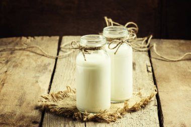 Şişelerde, rustik tarzı taze krema