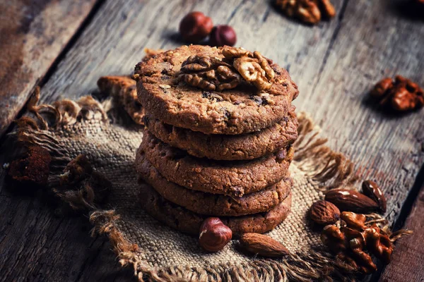 Хрустящее печенье с какао и орехами — стоковое фото
