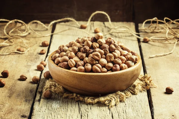 Skalade hasselnötter i en skål, rustik stil — Stockfoto