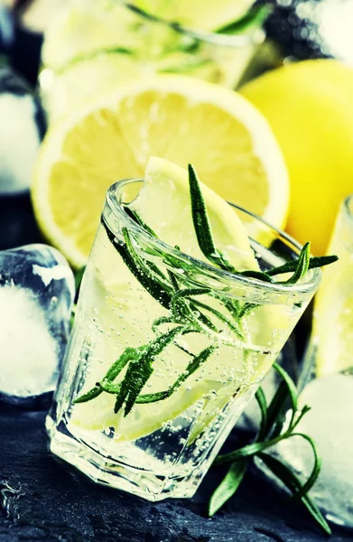 Limonata frizzante con limone, rosmarino e ghiaccio — Foto Stock