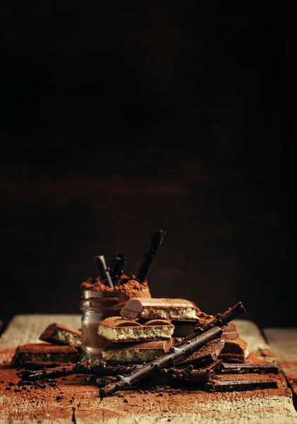 Cioccolato fondente, al latte e gassato con cacao in polvere — Foto Stock