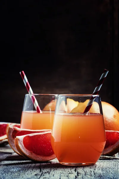 Грейпфрутовый сок и свежие цитрусовые — стоковое фото