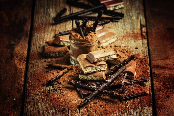 Gelap, susu dan cokelat terbang dengan bubuk cokelat — Stok Foto
