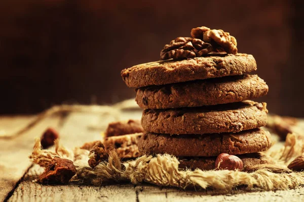 Biscuits croustillants au cacao et noix — Photo