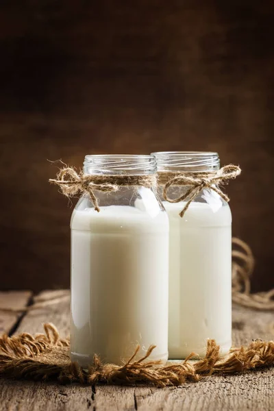 Friss tejszínt a palackban, rusztikus stílusban — Stock Fotó
