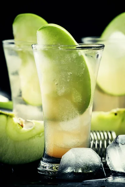 Алкогольний коктейль з вермутом — стокове фото