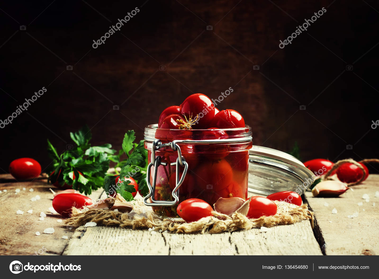 Помидоры в собственном соку фудфото. Масочки из помидоров. Заготовки из помидор. Консервированные помидоры вид сверху. Помидоры со специями.