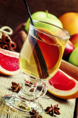 SEK beyaz şarap ile hafif mulled şarap