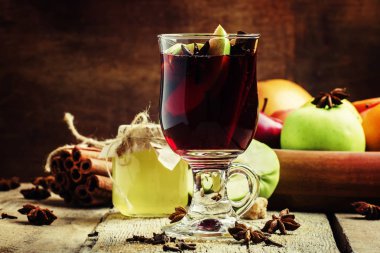 Apple-vanilya mulled şarap