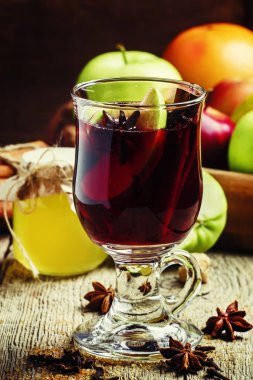 Apple-vanilya mulled şarap