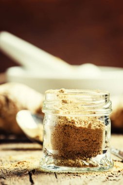 Toz zencefil cam kavanozda