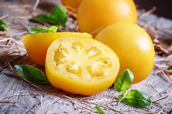 Tomates amarillos grandes — Foto de Stock