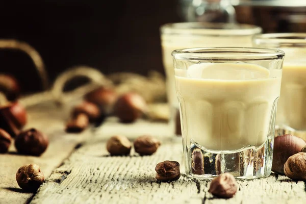 Creamy liqueur dengan hazelnut — Stok Foto