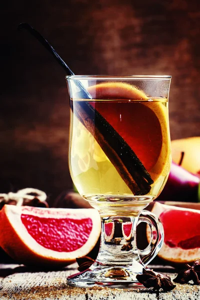 Leichter Glühwein mit trockenem Weißwein — Stockfoto