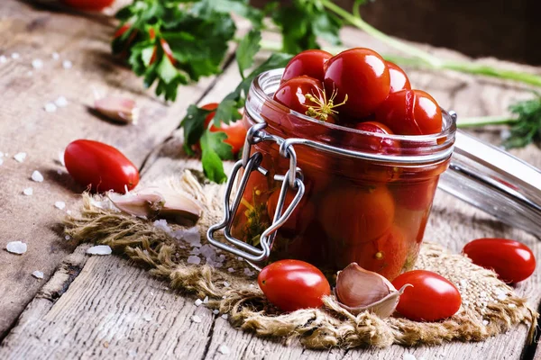 Bir cam kavanoza Marine kiraz domates — Stok fotoğraf