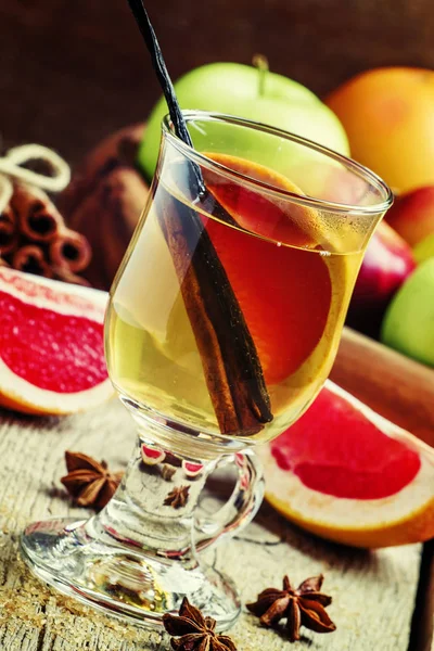 SEK beyaz şarap ile hafif mulled şarap