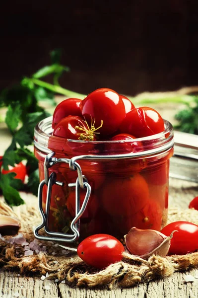 Мариновані вишневі помідори в скляній банці — стокове фото