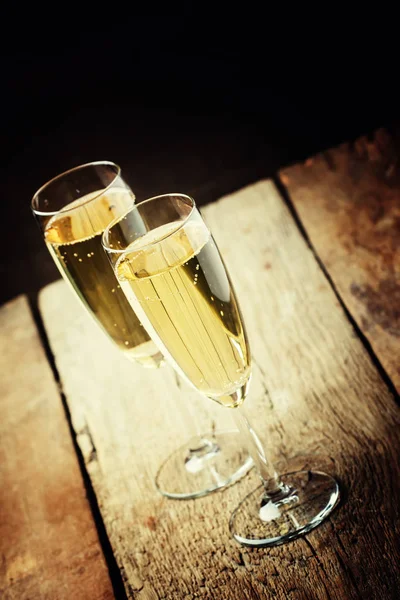 Champagne in bril op oude houten tafel — Stockfoto