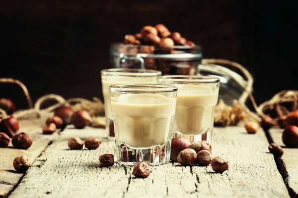 Cremiger Likör mit Haselnüssen — Stockfoto