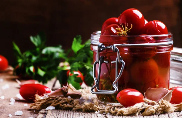 Gemarineerde cherry tomaten — Stockfoto